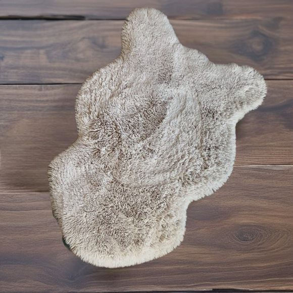 Luxurious White Faux Fur Rug - Picture 3 of 8